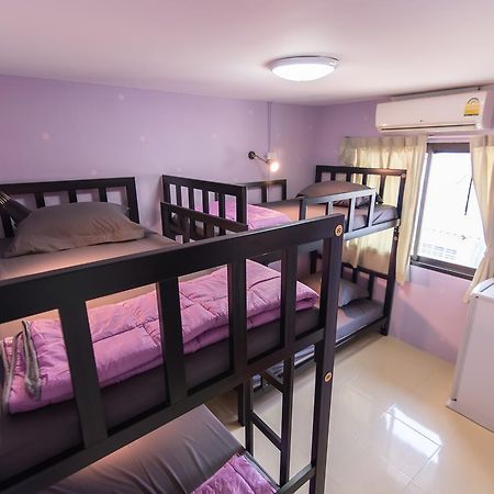 Full Stop. Hostel Patong Bagian luar foto